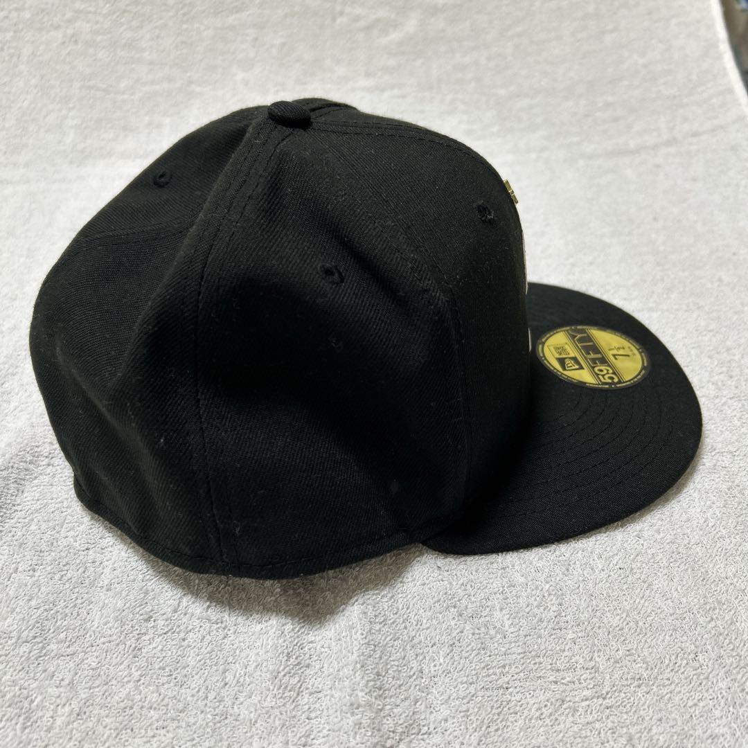 Supreme ゴールドクロスS ロゴ New Era 黒キャップ 7 1/2