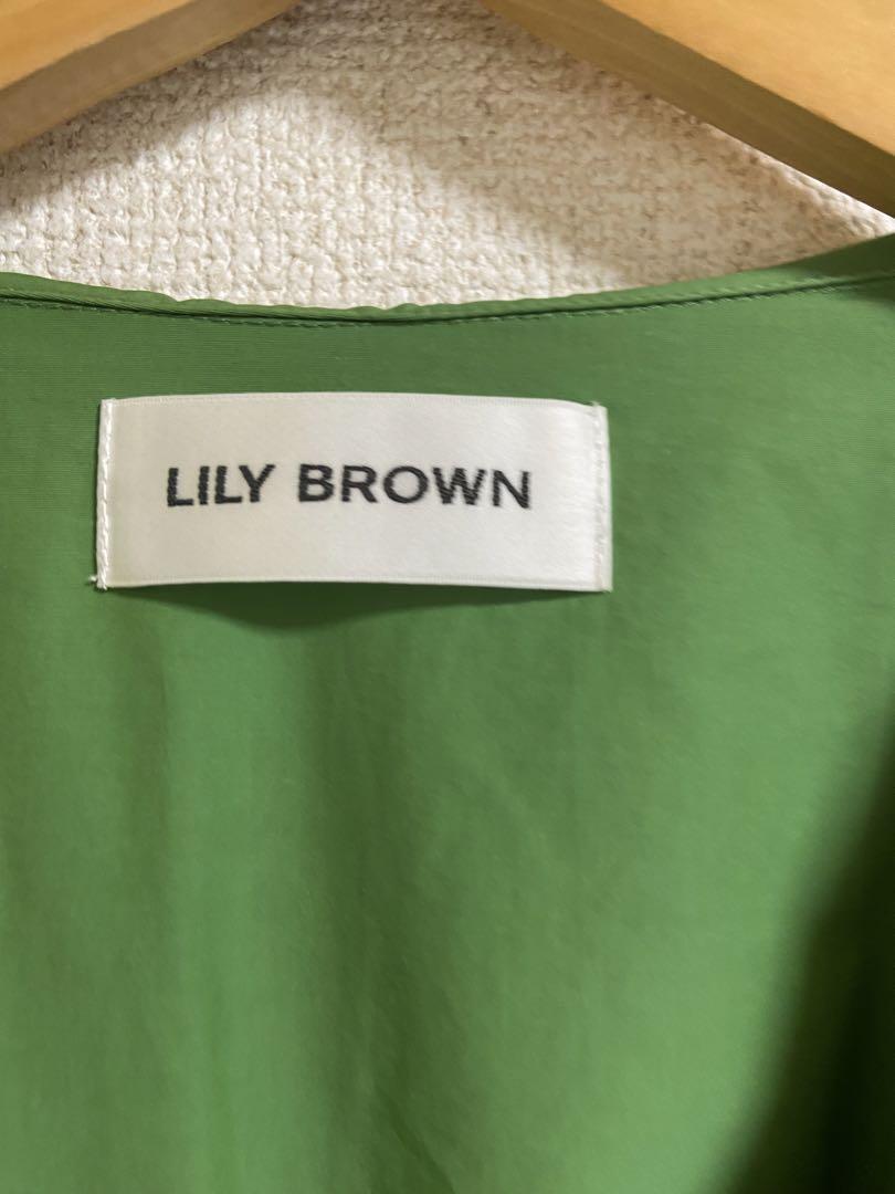 【極美品】 LILY BROWN デコルテトレンチワンピース　グリーン