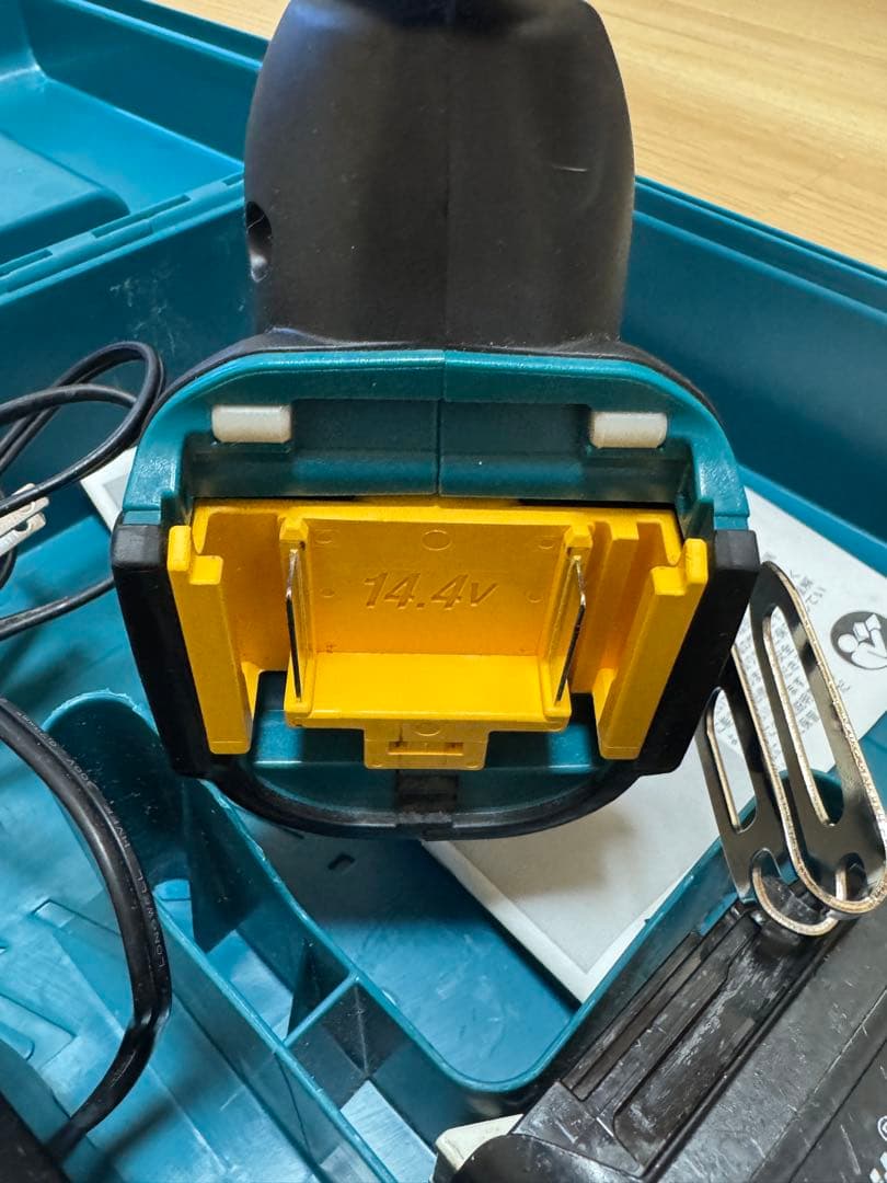 マキタ充電式タッカ ST420DZK 14.4V 本体＋充電器＋バッテリー2個付