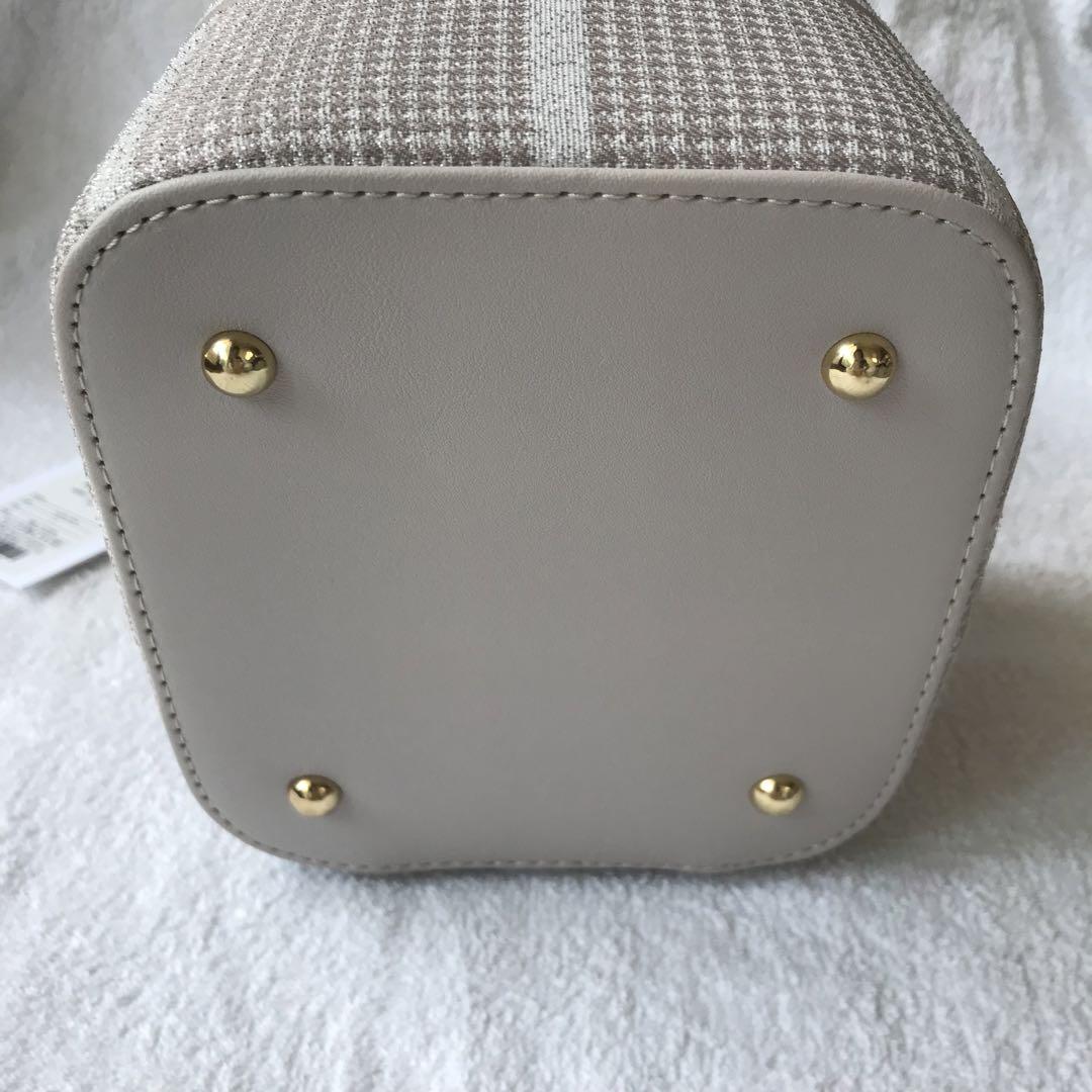 Her lip to HLT Jacquard Vanity Bag