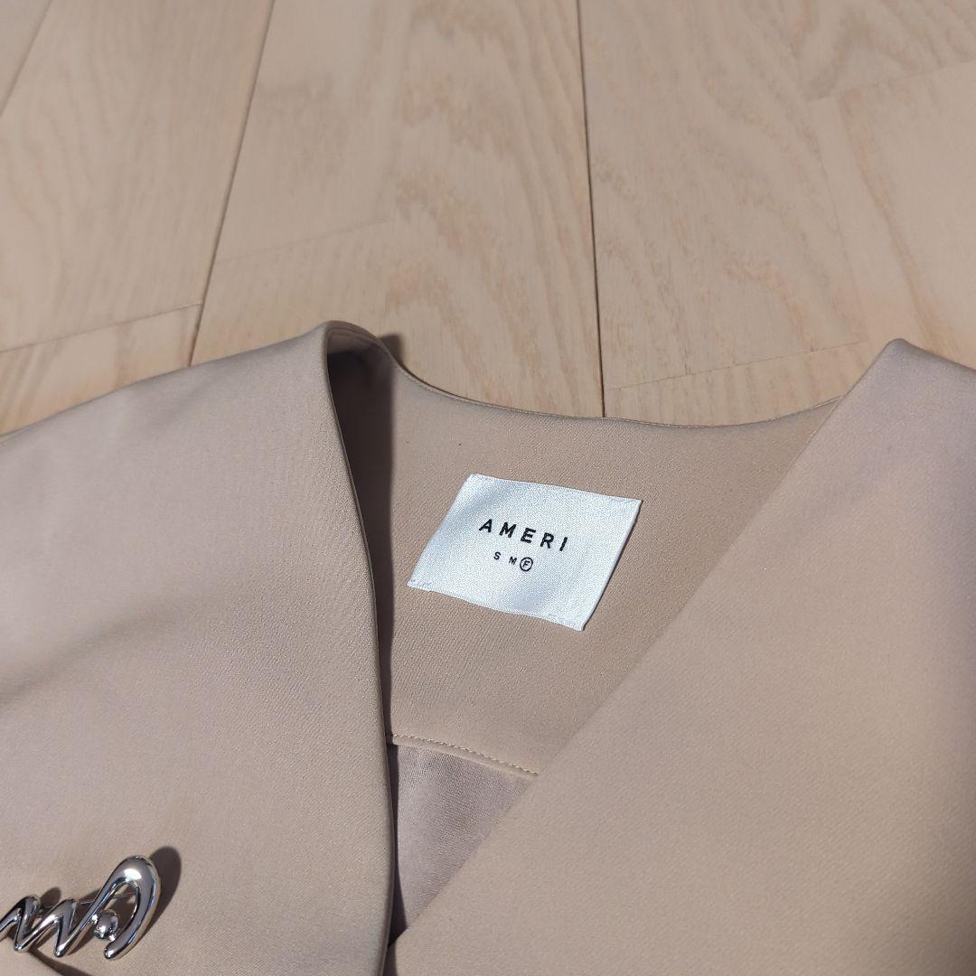 Ameri（アメリ）の「EMBELLISH BROOCH VEST（ベスト）」 - WEAR