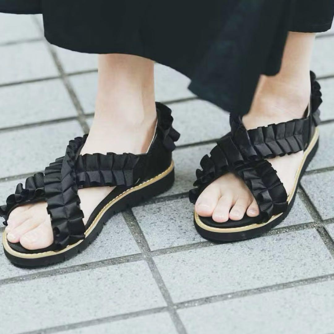 リブ イン コンフォート はまじとコラボ すぽっと履ける大人フリルサンダル　6 5,000円