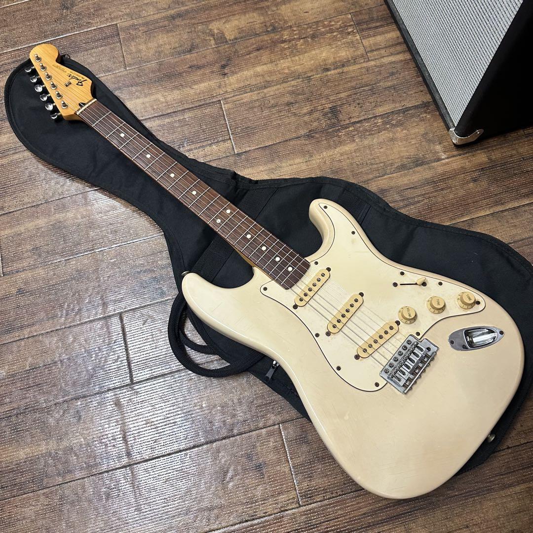 Fender Mexico Standard Stratocaster ホワイト