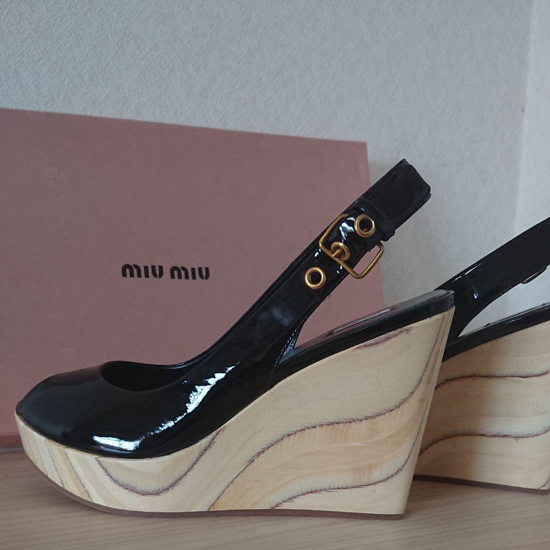 数量限定格安 miu ウッドソール サンダル size36 wrf9T-m15938589736 miu 牛革 エナメル 最安値得価