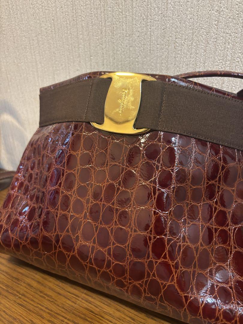 Salvatore Ferragamo ワインレッドショルダーバッグ