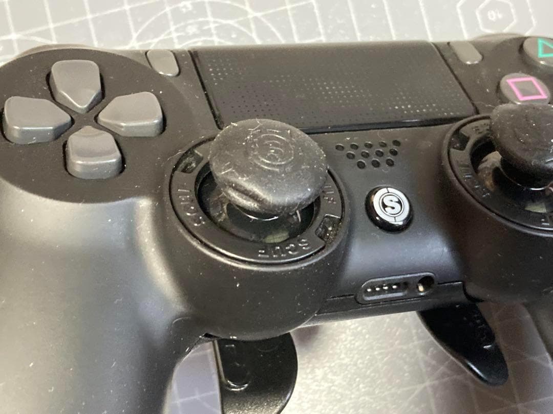 PRO PS4コントローラーやや傷や汚れあり
