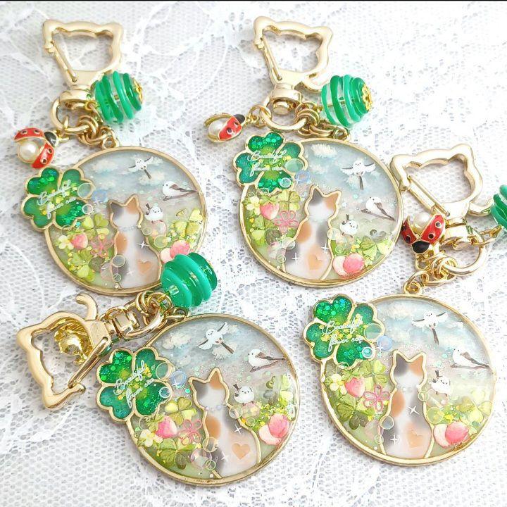 夏空と猫とシマエナガ　レジンキーホルダー　ハンドメイド