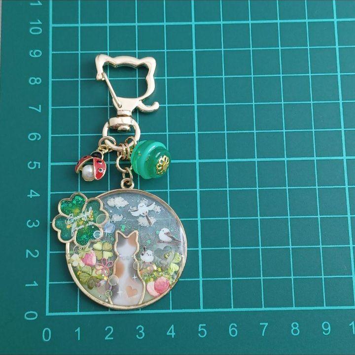夏空と猫とシマエナガ　レジンキーホルダー　ハンドメイド