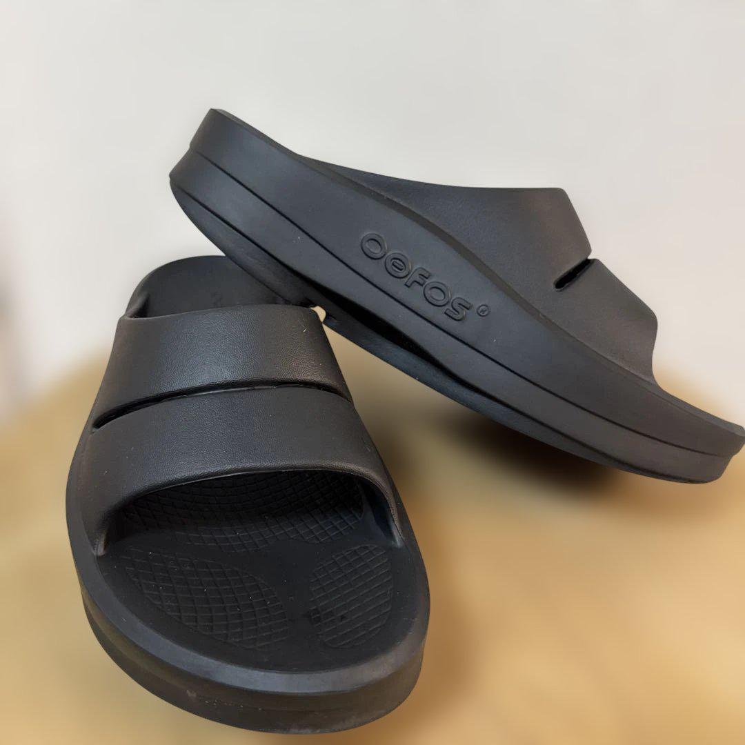 Oofos OOMEGAブラック サンダル 厚底 スリット入り