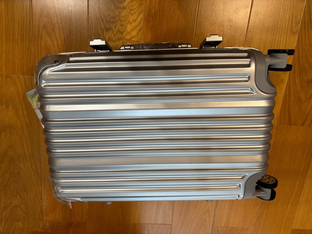 Travelhouse シルバー キャリーケース 中型 Travelhouse シルバー キャリーケース 中型