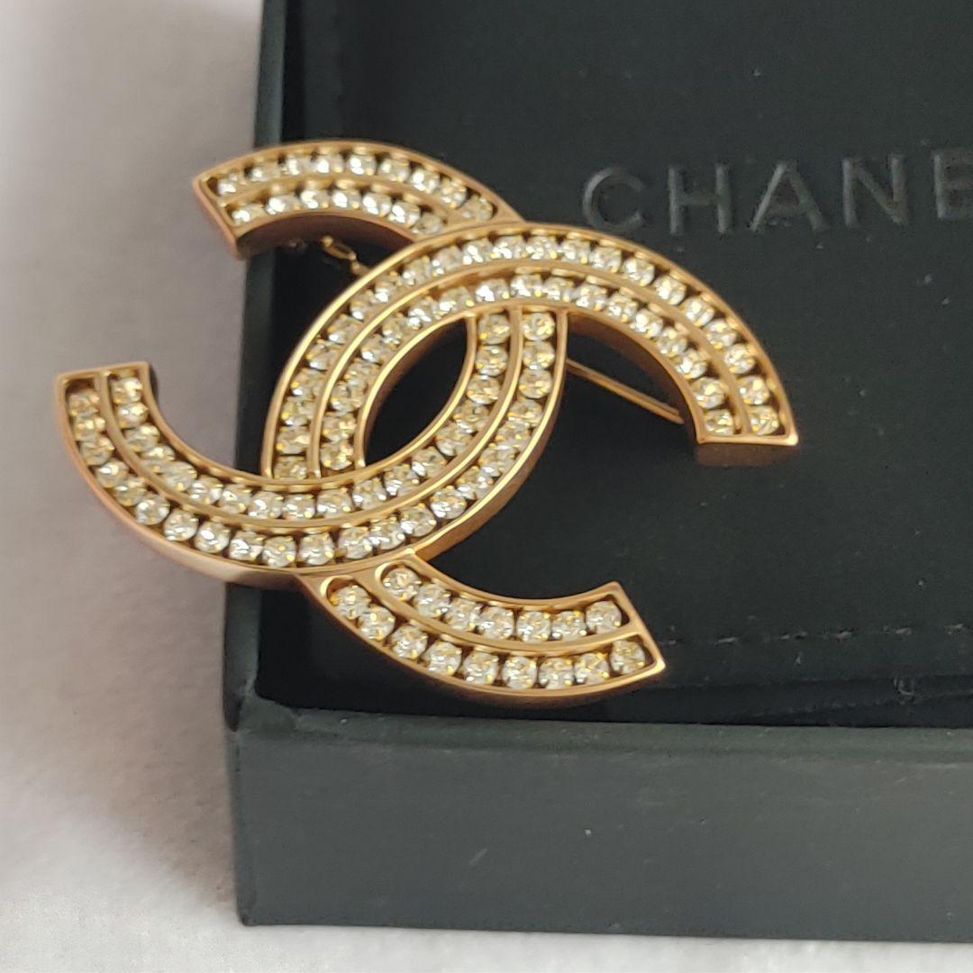 入荷情報♪文字入り CHANEL ココマーク ブローチ CHANEL ココマーク ブローチ