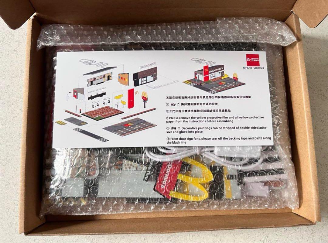 1/64 G-Fans マクドナルド ジオラマ　LED 駐車場付き