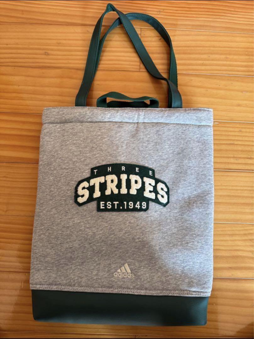 adidas THREE STRIPES LOGOトートバッグ グレー×グリーン アディダス（adidas）（メンズ、レディース）バッグ スウェット