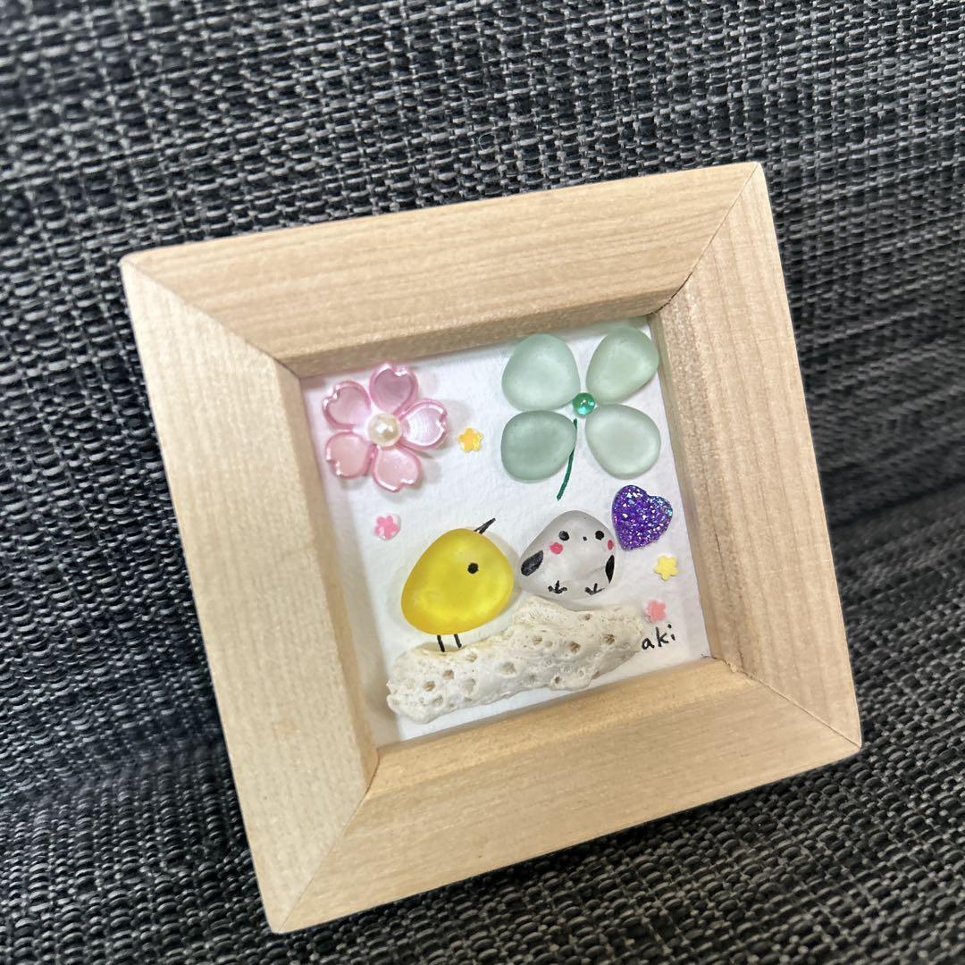 幸せの四つ葉のクローバーとシマエナガとひよこ シーグラス