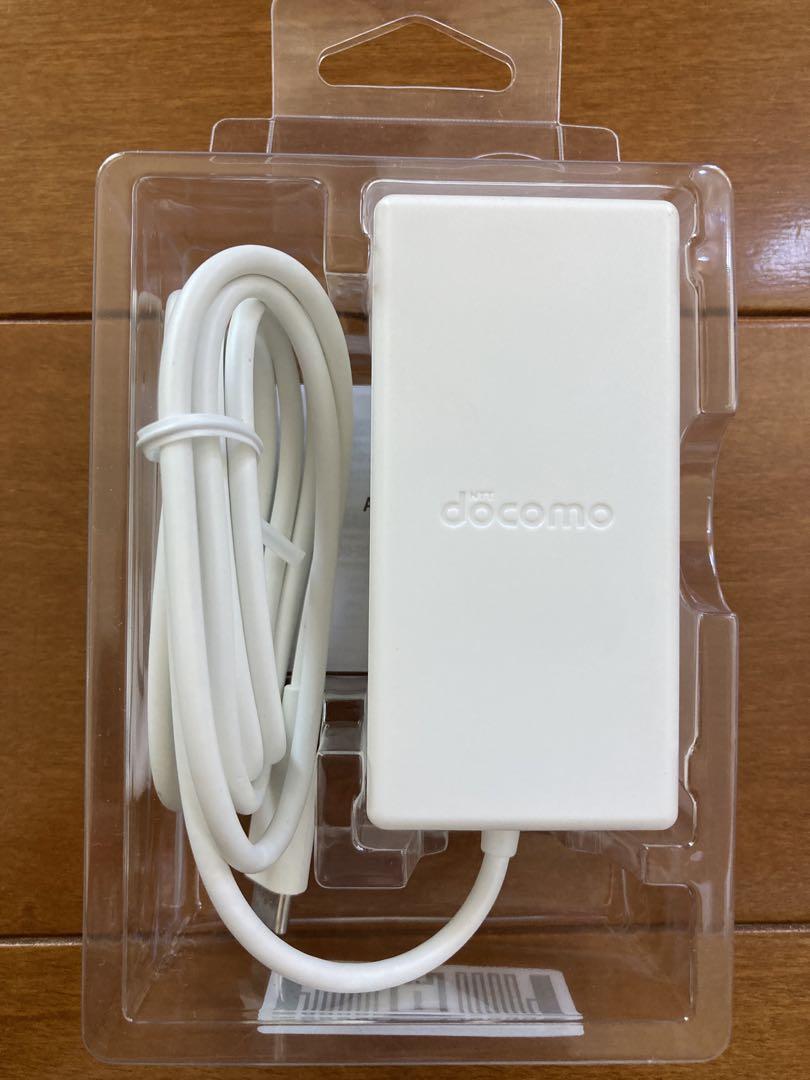 docomo らくらくスマートフォンF-52B ホワイト&ACアダプタ08付き docomo らくらくスマートフォンF-52B ホワイト&ACアダプタ08付き