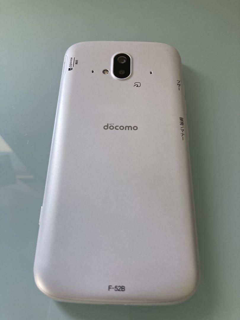 docomo らくらくスマートフォンF-52B ホワイト&ACアダプタ08付き docomo らくらくスマートフォンF-52B ホワイト&ACアダプタ08付き