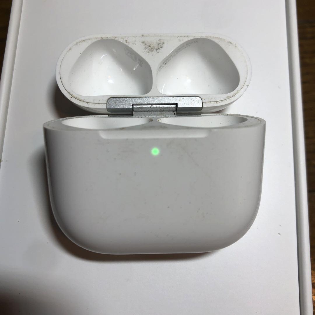 大人気新作 AirPods Apple 第4世代 メルカリ - 充電ケース A3058 イヤホン