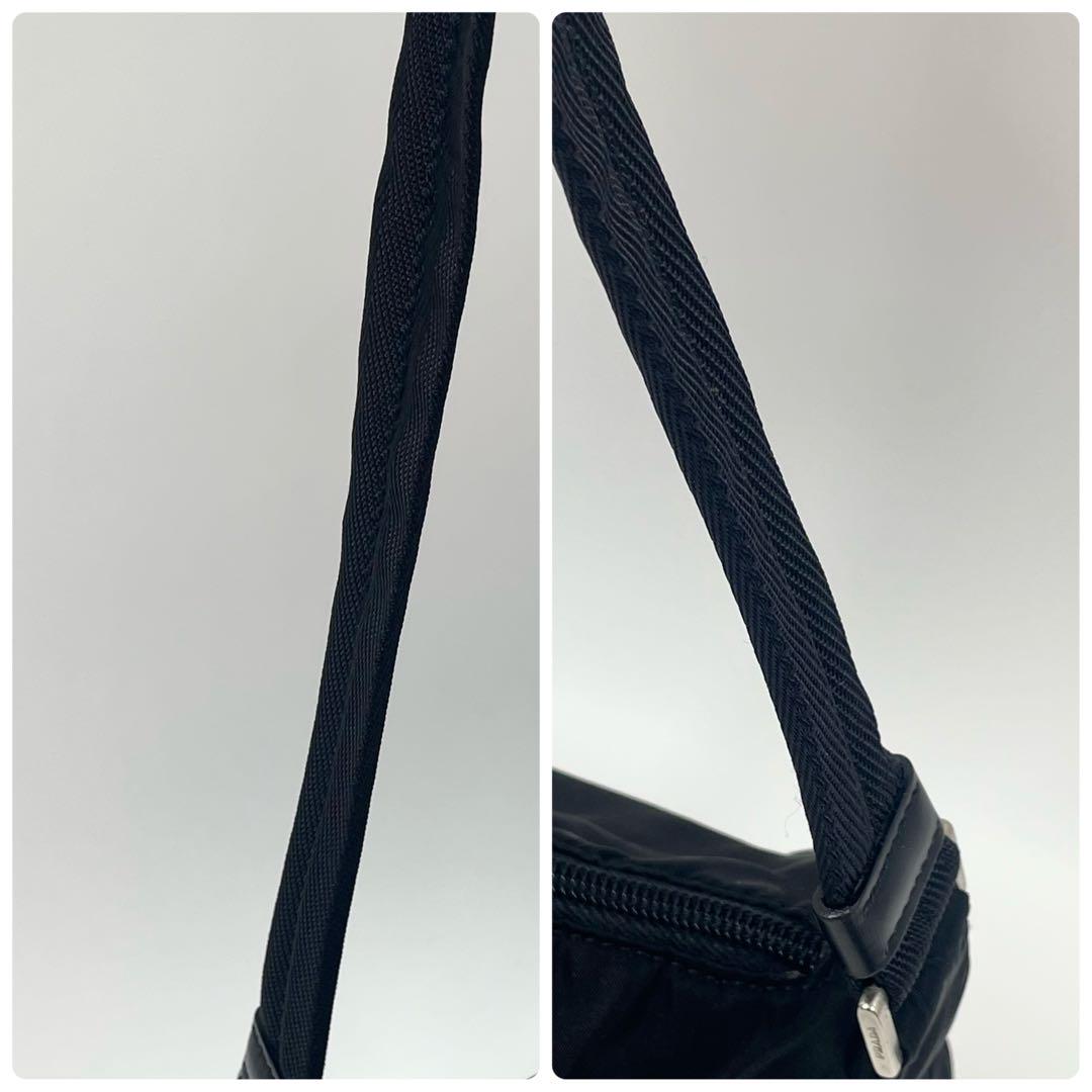 未使用級✨プラダ アクセサリーポーチ 三角ロゴ 自立 ナイロン