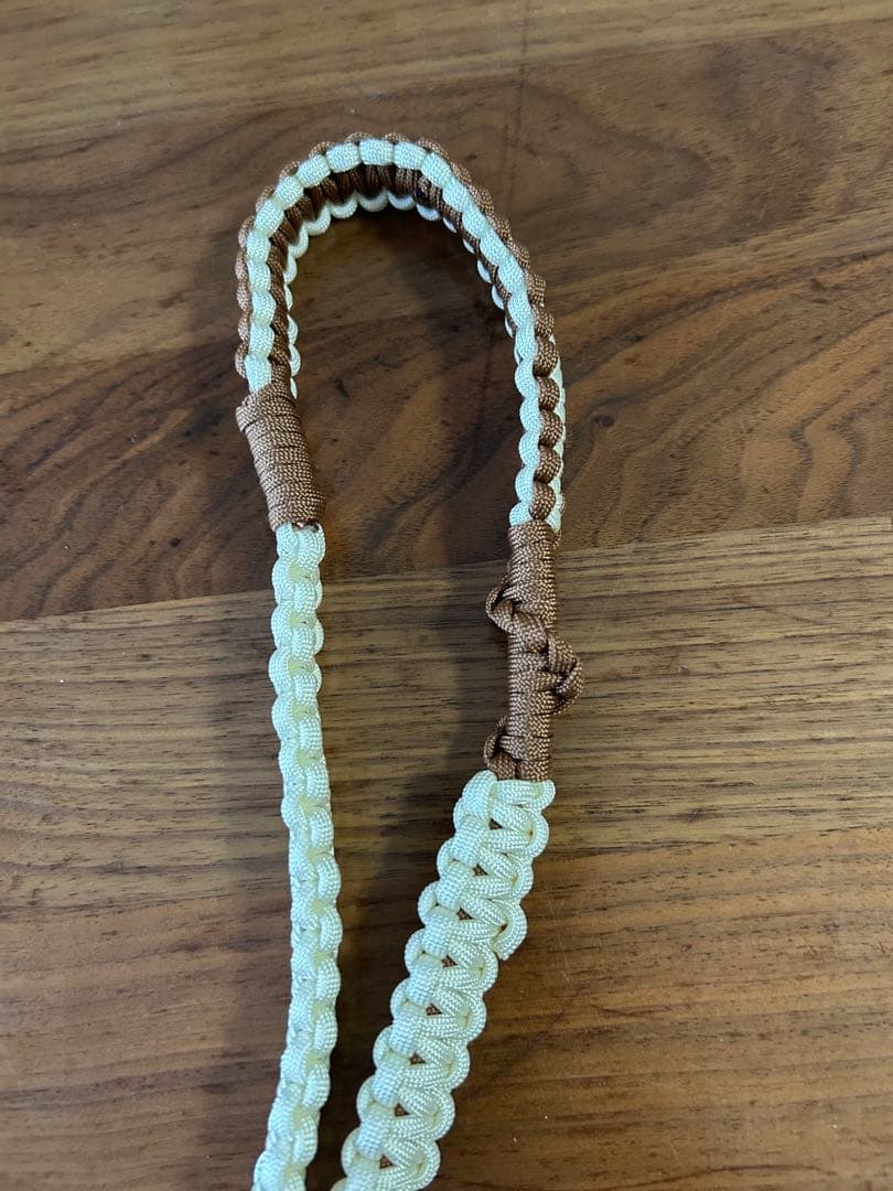 パラコードスマホショルダーストラップ クリーム ブラウン 赤いリボン パラコードスマホショルダーストラップ クリーム ブラウン 赤いリボン