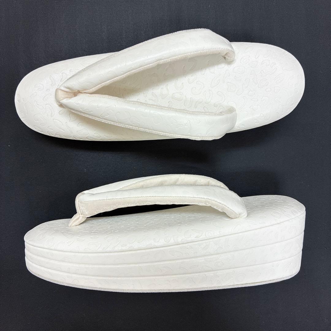 特価　高級草履　低反発　3枚芯　豹柄　型押し　白