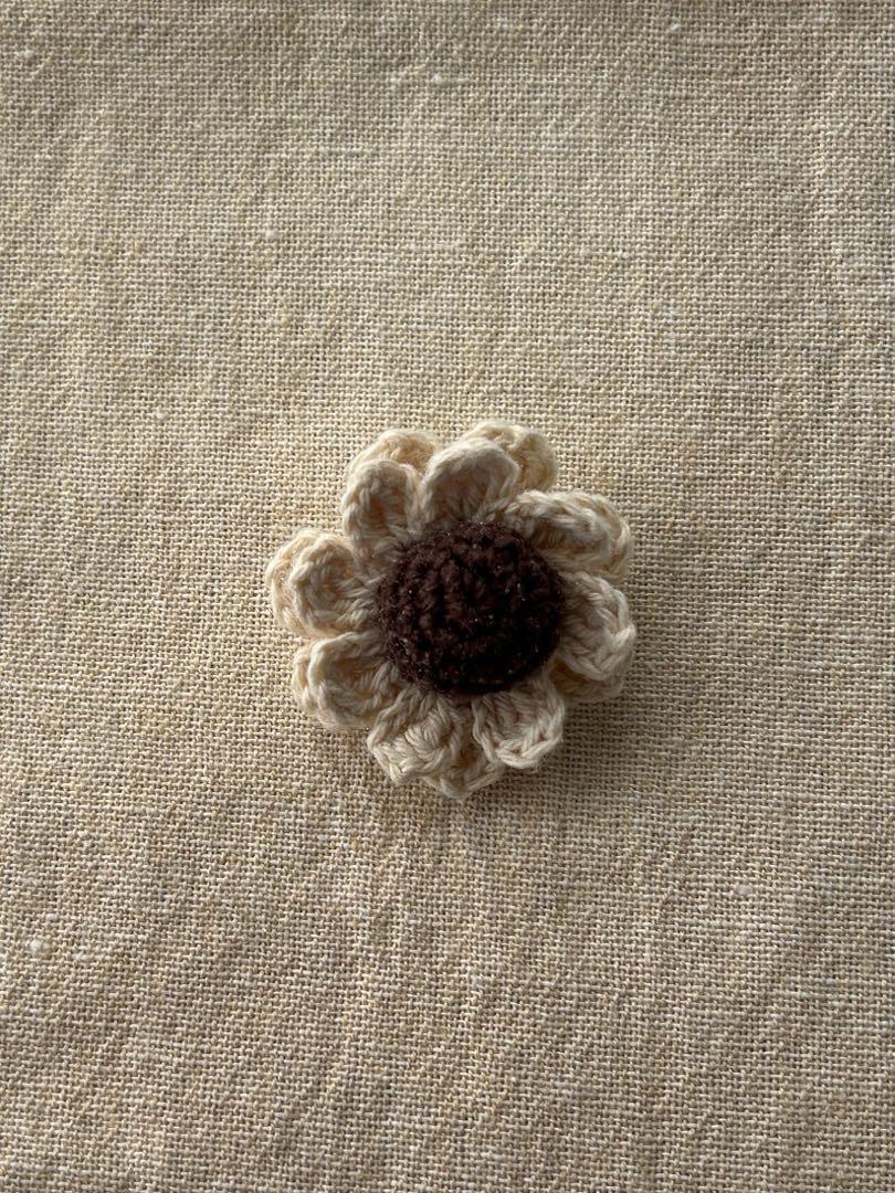 ハンドメイド カモミールブローチ