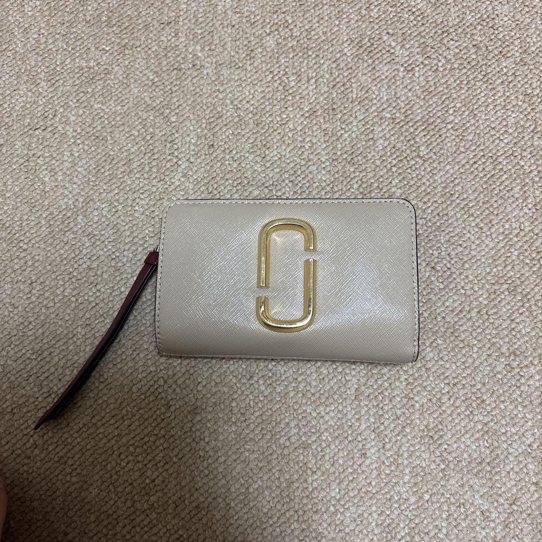 二つ折り財布 ベージュ 金色ロゴ