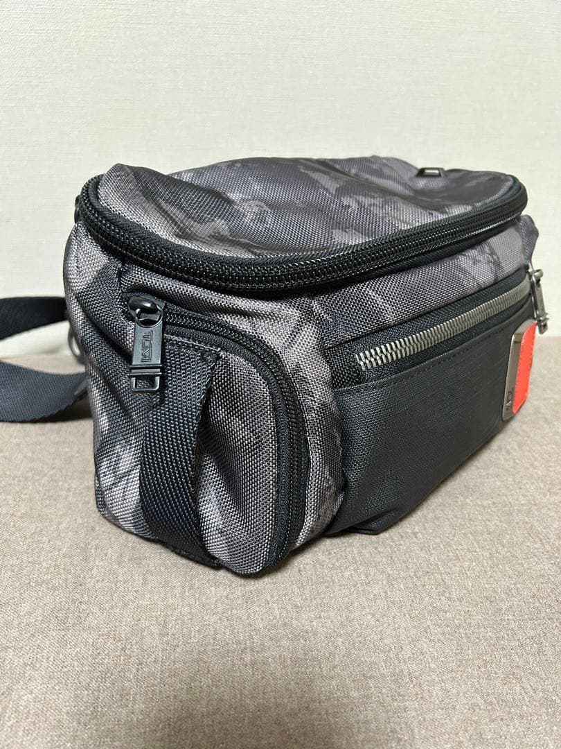 TUMIスリング KELLY 【ALPHA BRAVO】ブラック カモフラ柄 商品詳細【GW前の最終値下げです‼️】大人気のTUMI（トゥミ）のバリスティックナイロン製のモダンな