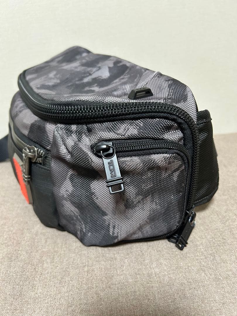 TUMIスリング KELLY 【ALPHA BRAVO】ブラック カモフラ柄 商品詳細【GW前の最終値下げです‼️】大人気のTUMI（トゥミ）のバリスティックナイロン製のモダンな