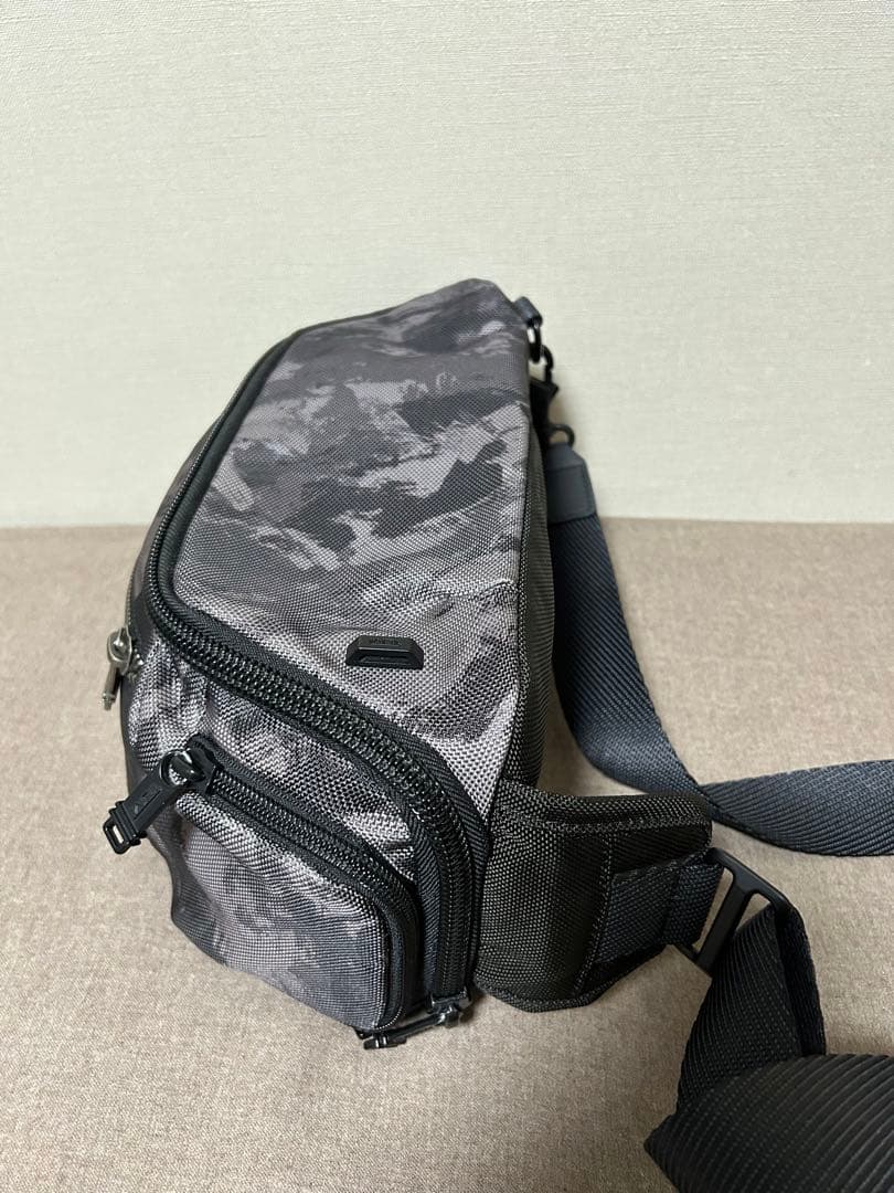 TUMIスリング KELLY 【ALPHA BRAVO】ブラック カモフラ柄 商品詳細【GW前の最終値下げです‼️】大人気のTUMI（トゥミ）のバリスティックナイロン製のモダンな