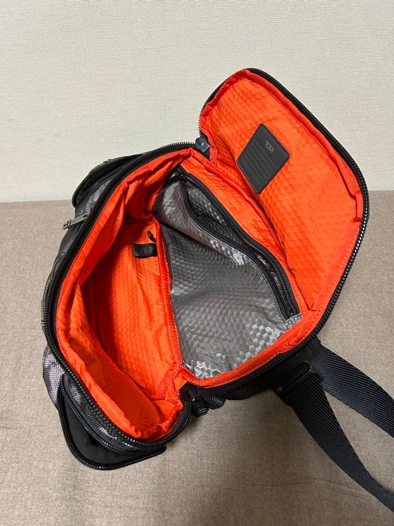 TUMIスリング KELLY 【ALPHA BRAVO】ブラック カモフラ柄 商品詳細【GW前の最終値下げです‼️】大人気のTUMI（トゥミ）のバリスティックナイロン製のモダンな