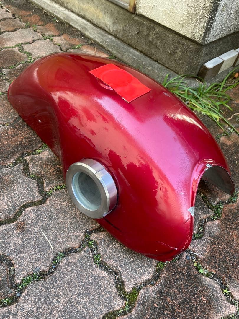 バイクの燃料タンク カスタムカフェレーサーやや傷や汚れあり