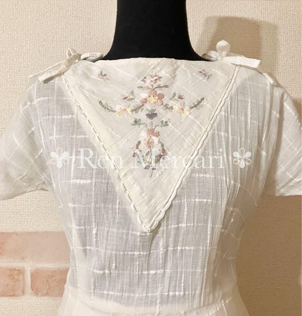 ホワイト パステルフラワー刺繍のヨークワンピース