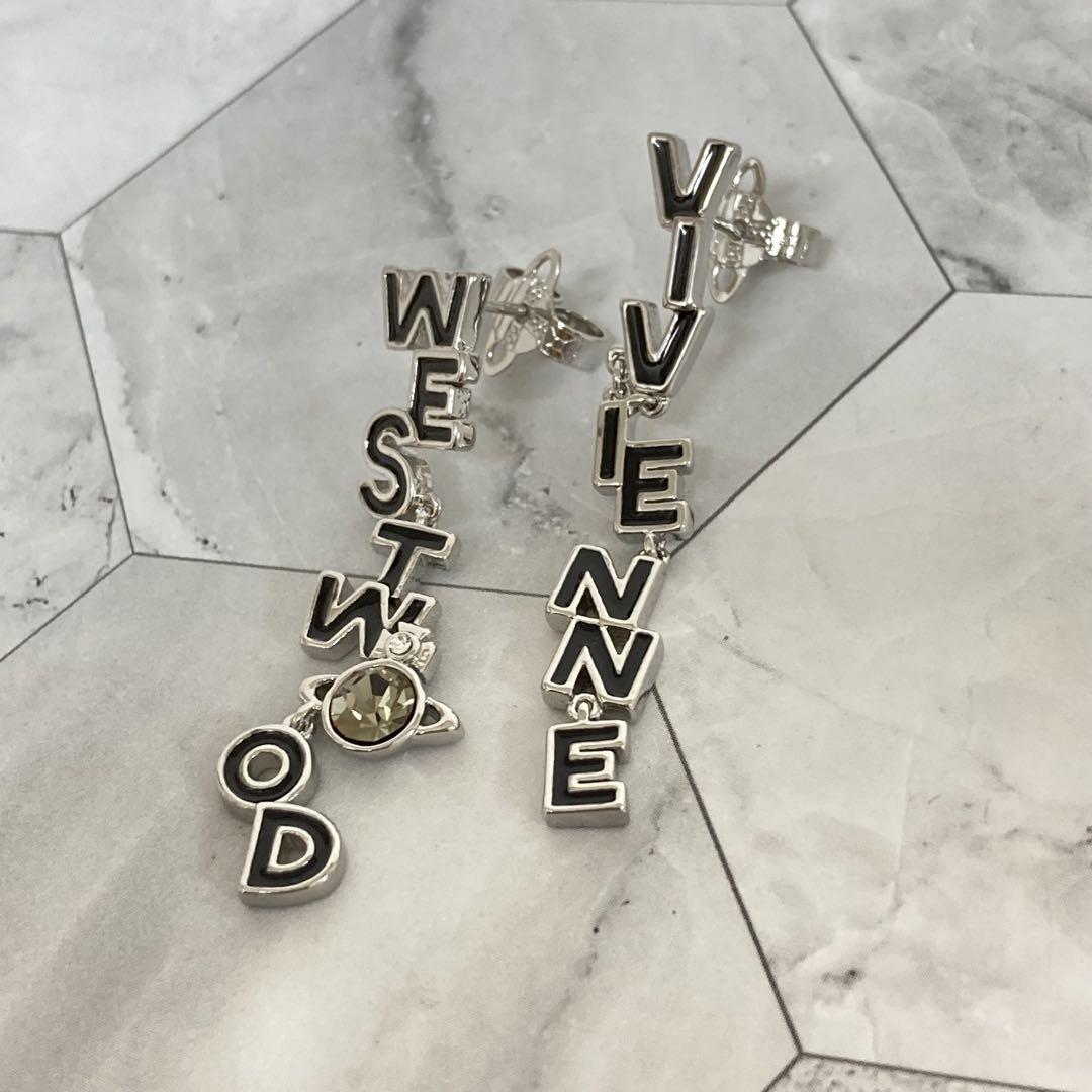 Vivienne Westwood レターピアス ブラック - メルカリ