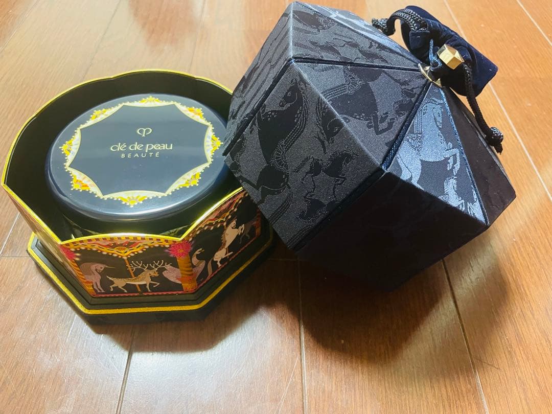 【非売品】 クレドポーボーテ プードルルミヌーズプールルコール ボディーパウダー