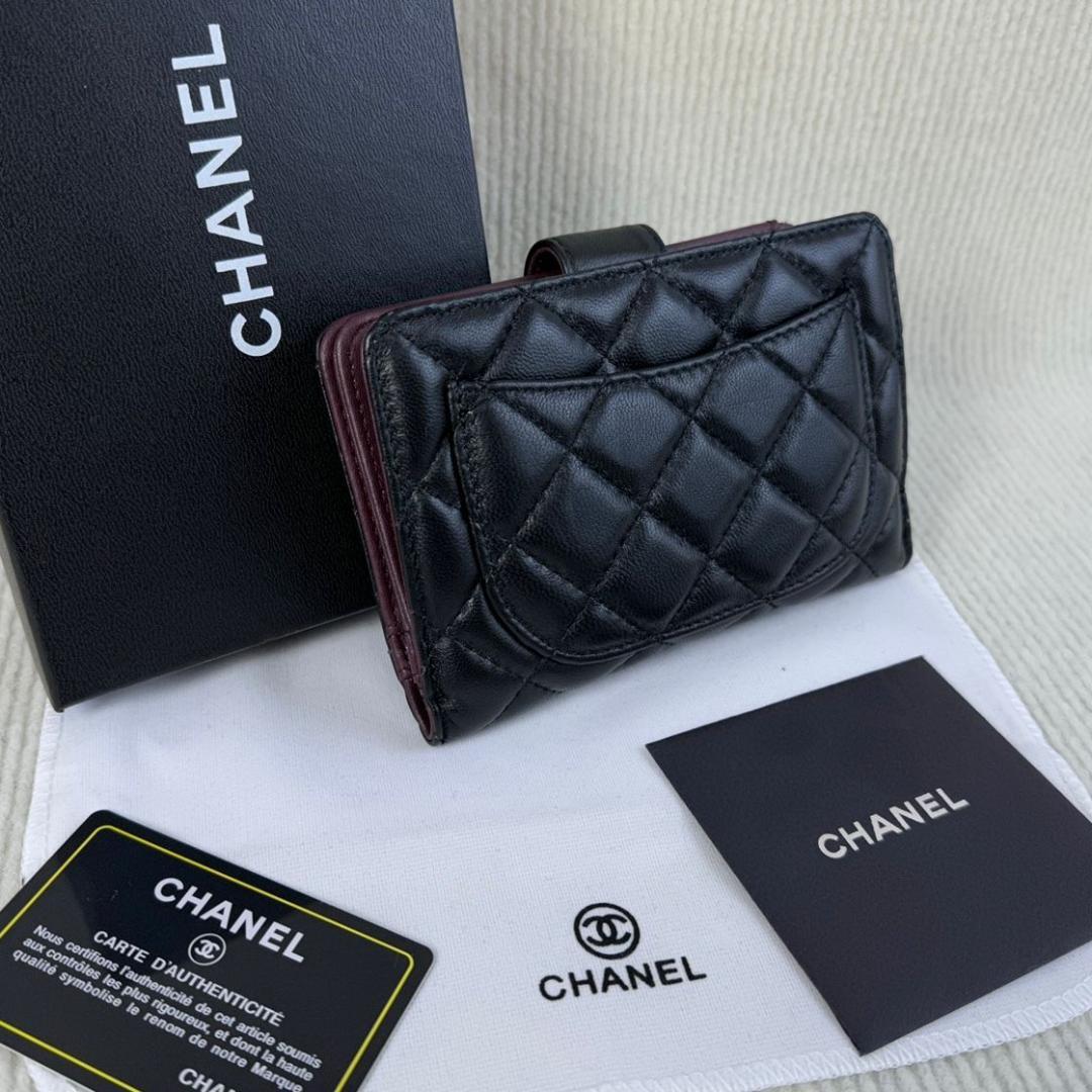 き*り様 CHANEL ブラック レザー 二つ折り財布　斜めがけ CHANEL ブラックレザー 二つ折り財布