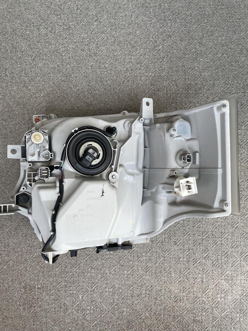 ハイエースワイド5型ダークプライム2 純正ヘッドライト左右セット　A4