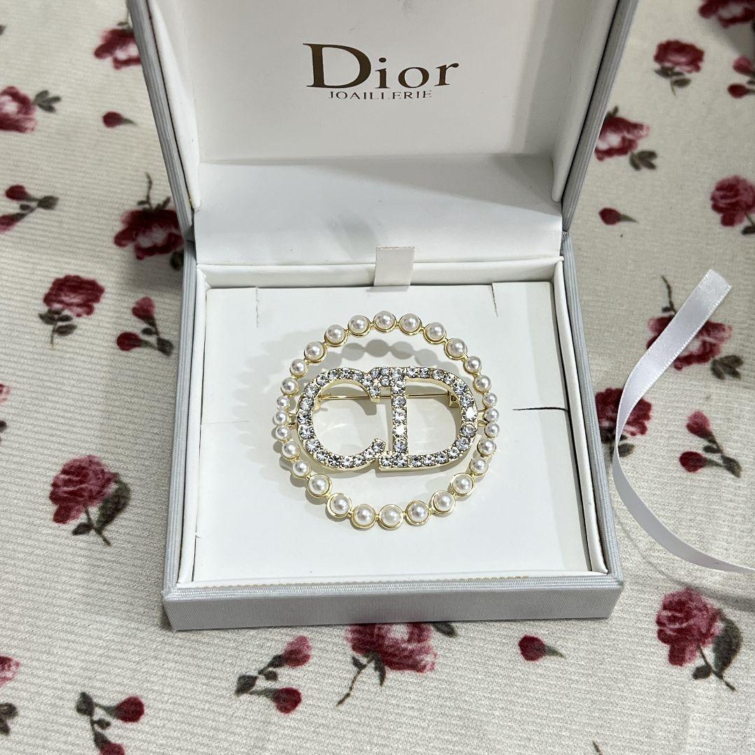 【大きなロゴとパールが可愛い☆】Dior Clair D Lune ブローチ 超美品】Dior 人気 CLAIR D LUNE パール ブローチ ゴールド