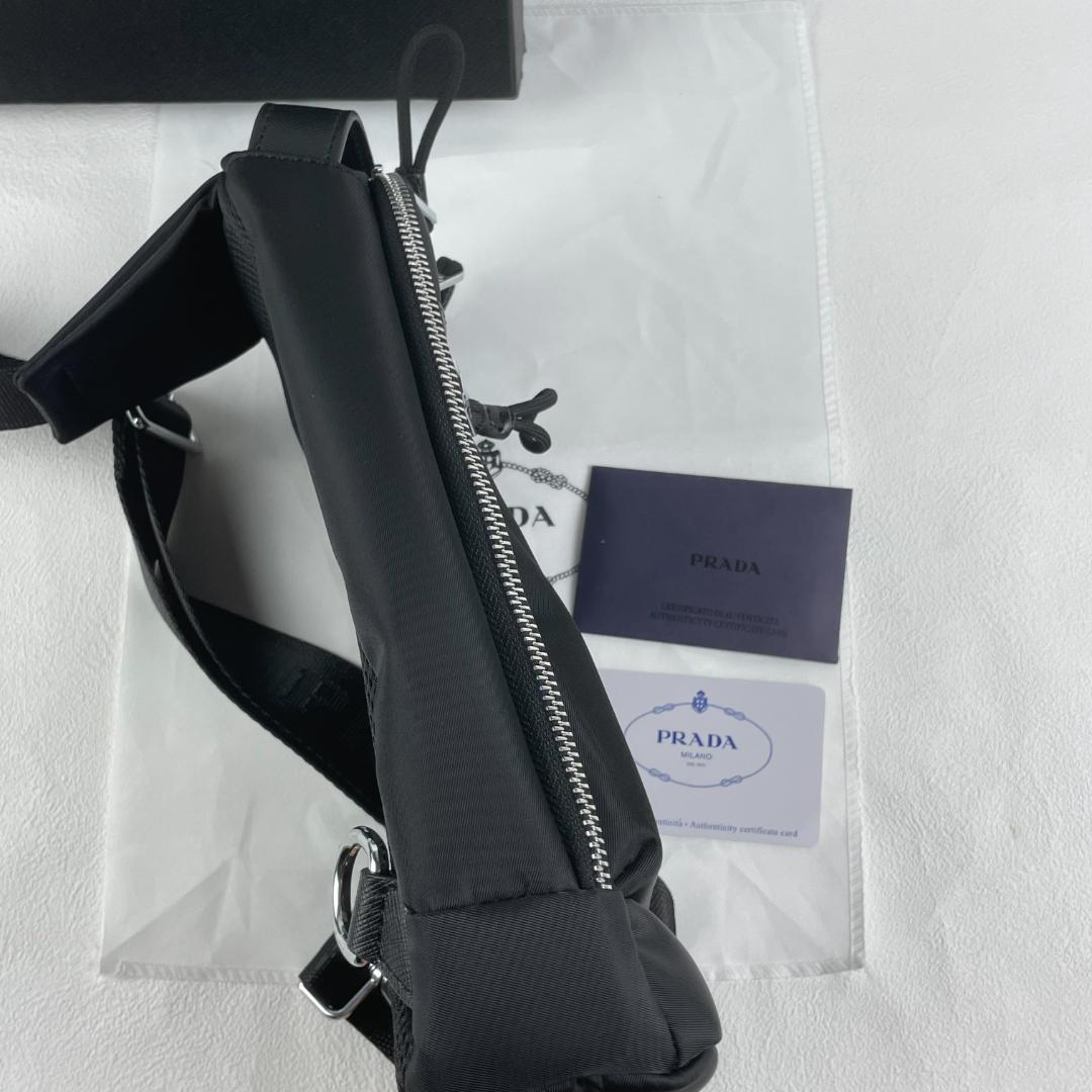 PRADA ブラック ナイロン ショルダーバッグ PRADA ブラック ナイロン ショルダーバッグ
