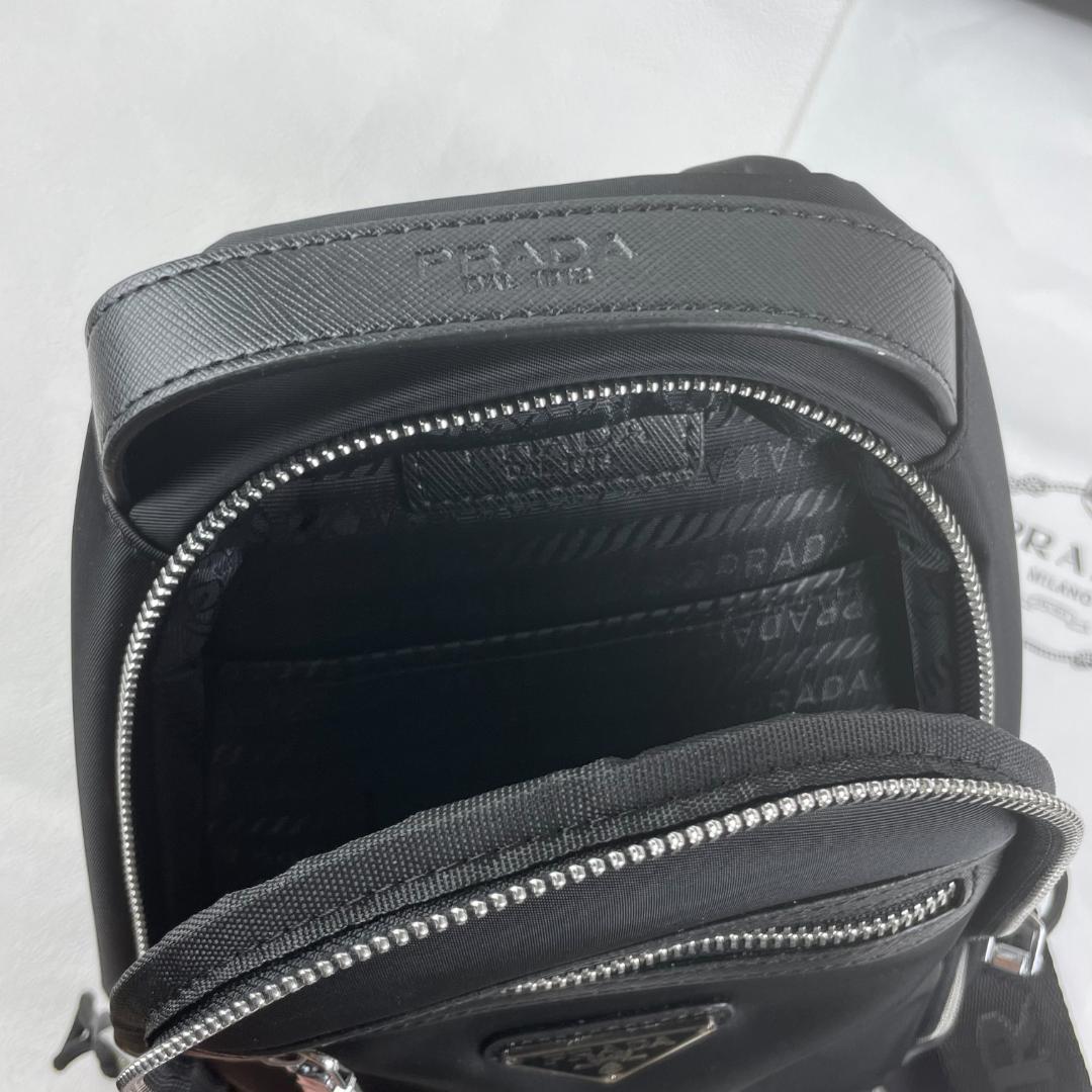 PRADA ブラック ナイロン ショルダーバッグ PRADA ブラック ナイロン ショルダーバッグ