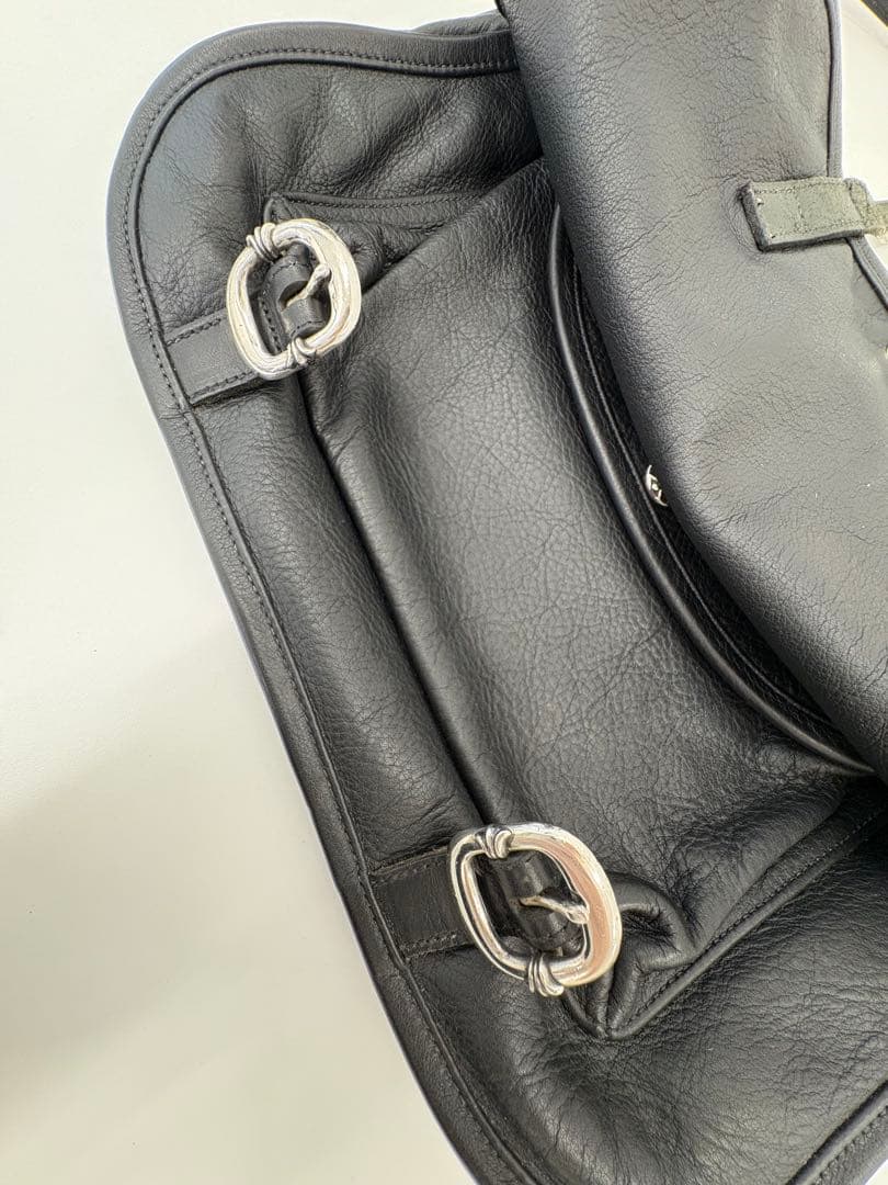 クロムハーツ ガンスリンガー レザー ショルダーバッグ シルバー クロムハーツ ガンスリンガー レザー ショルダーバッグ シルバー