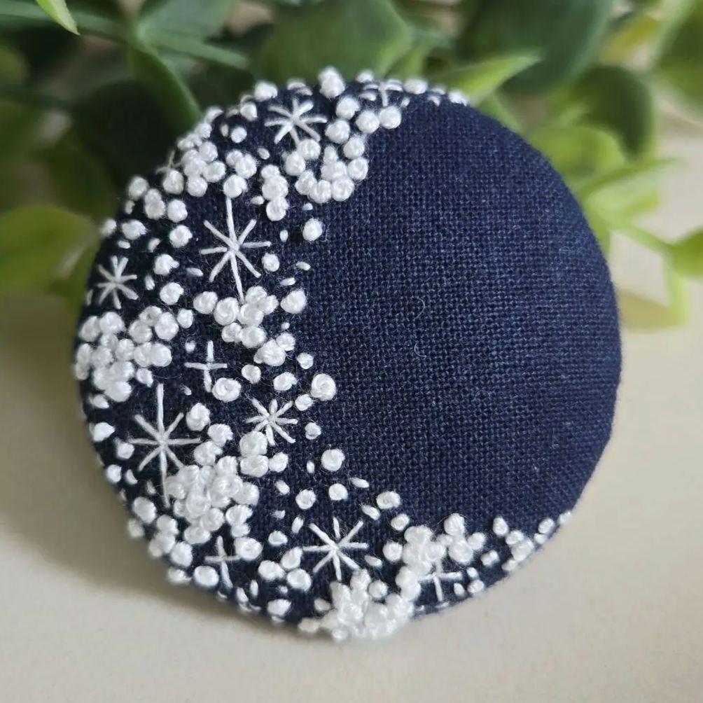 焼肉 ハンドメイド 刺繍 ブローチ - メルカリ