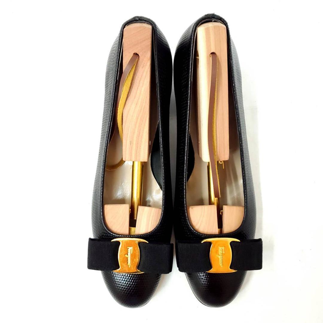 【美品】サルヴァトーレフェラガモ ヴァラリボン ロゴ 金具 レザー パンプス 黒 Salvatore Ferragamo - 新品同様 サルヴァトーレフェラガモ