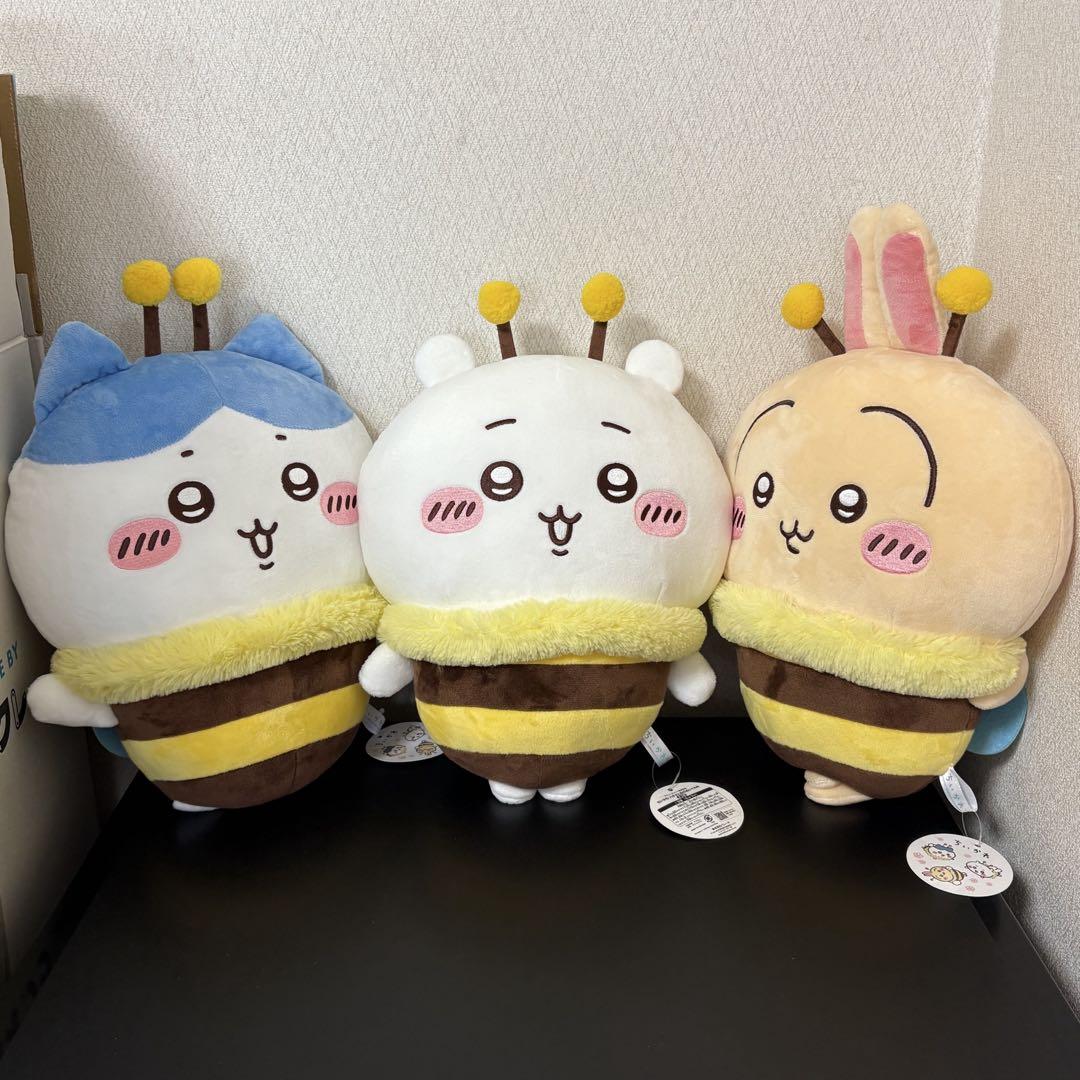ちいかわ ハチさんBIGぬいぐるみ 3種セット - メルカリ