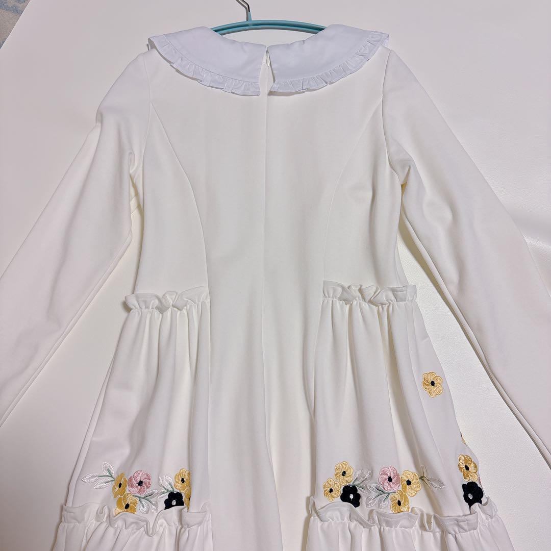 チェスティ　刺繍　ワンピース　サイズ0（S相当）　お色　ホワイト　匿名配送