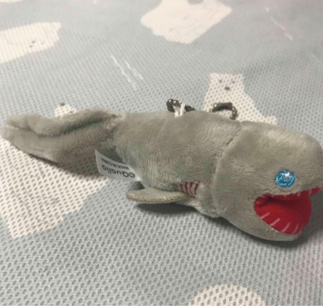 グレーのサメのぬいぐるみ
