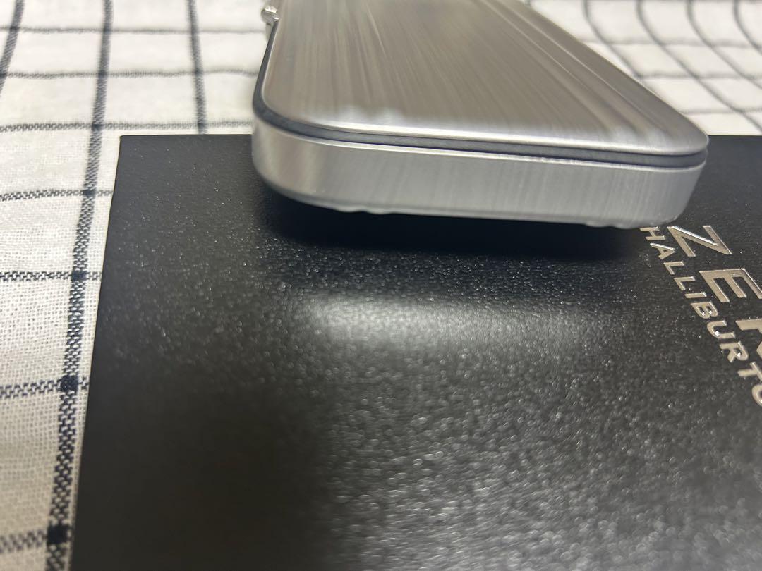 ゼロハリバートン iphone15 Pro 背面タイプ