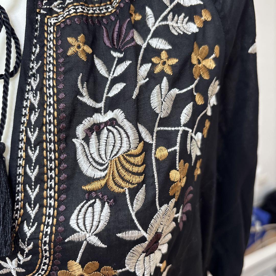 タグ付き IENA エンブロイダリーブラウス刺繍入り Vネック 半袖