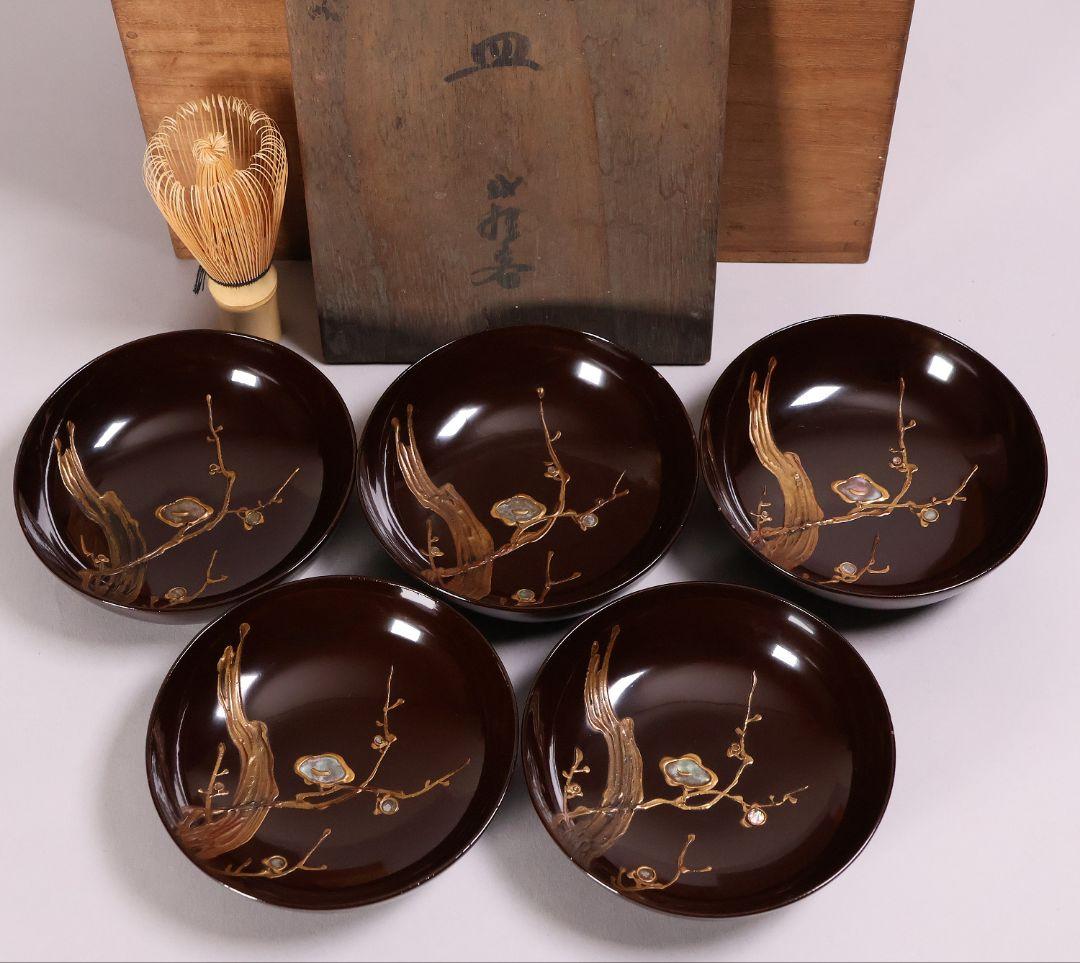【CM222】時代木製漆器 盛上梅蒔絵 螺鈿 木皿 小皿 五客 栗色 うるみ塗 CM222】時代木製漆器 盛上梅蒔絵 螺鈿 木皿 小皿 五客 栗色