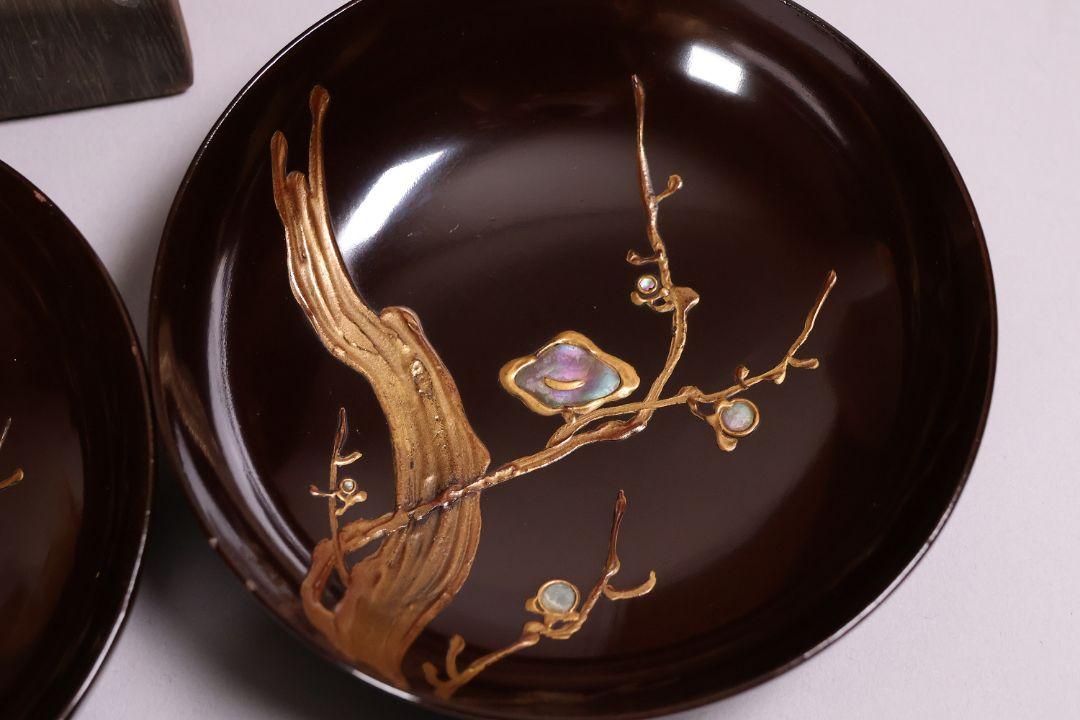 【CM222】時代木製漆器 盛上梅蒔絵 螺鈿 木皿 小皿 五客 栗色 うるみ塗 CM222】時代木製漆器 盛上梅蒔絵 螺鈿 木皿 小皿 五客 栗色