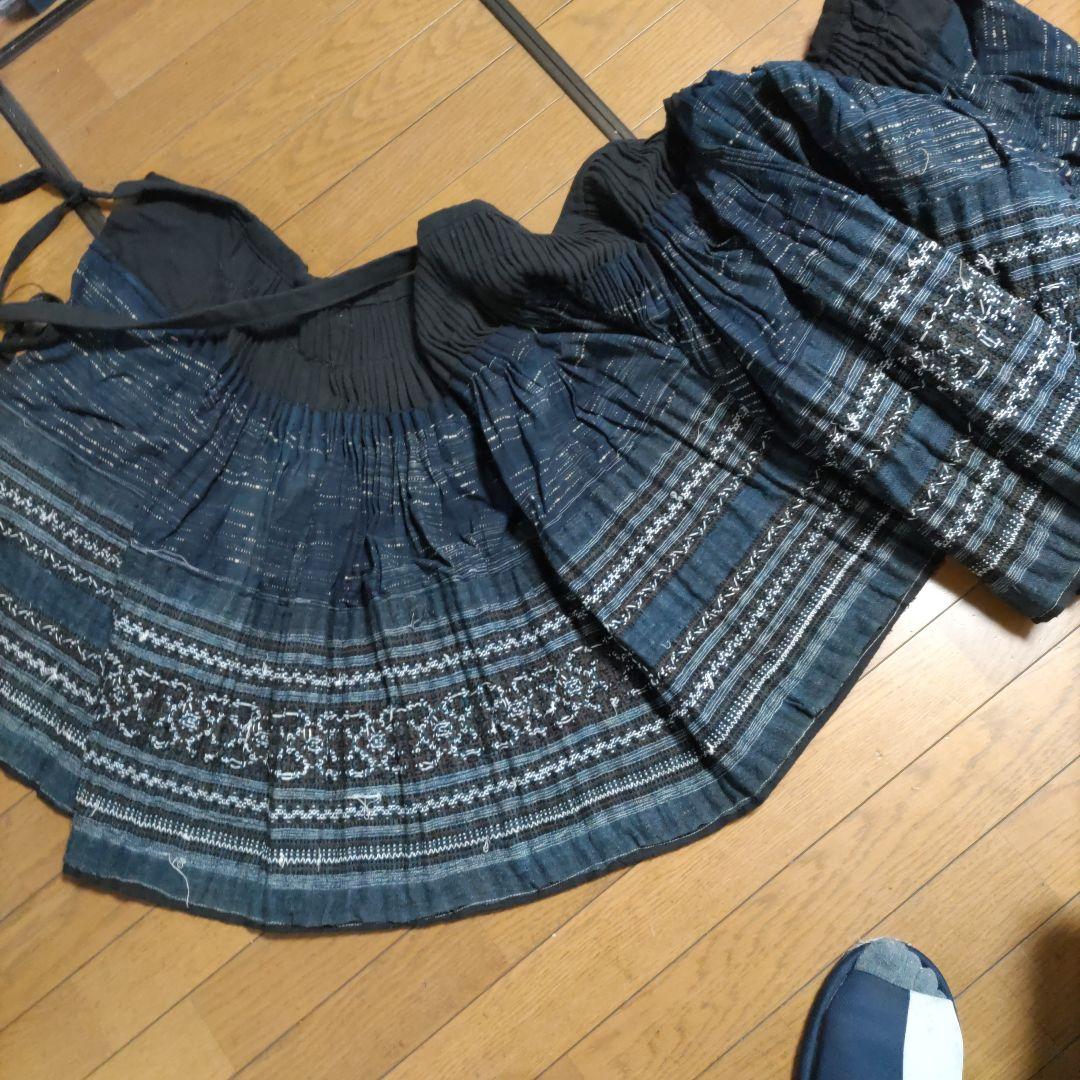 《モン族、パッチと刺繍のプリ―ツスカート》(ビンテージ)麻と綿、リメイク1736 《モン族、パッチと刺繍のプリ―ツスカート》(ビンテージ)麻と綿、リメイク1736